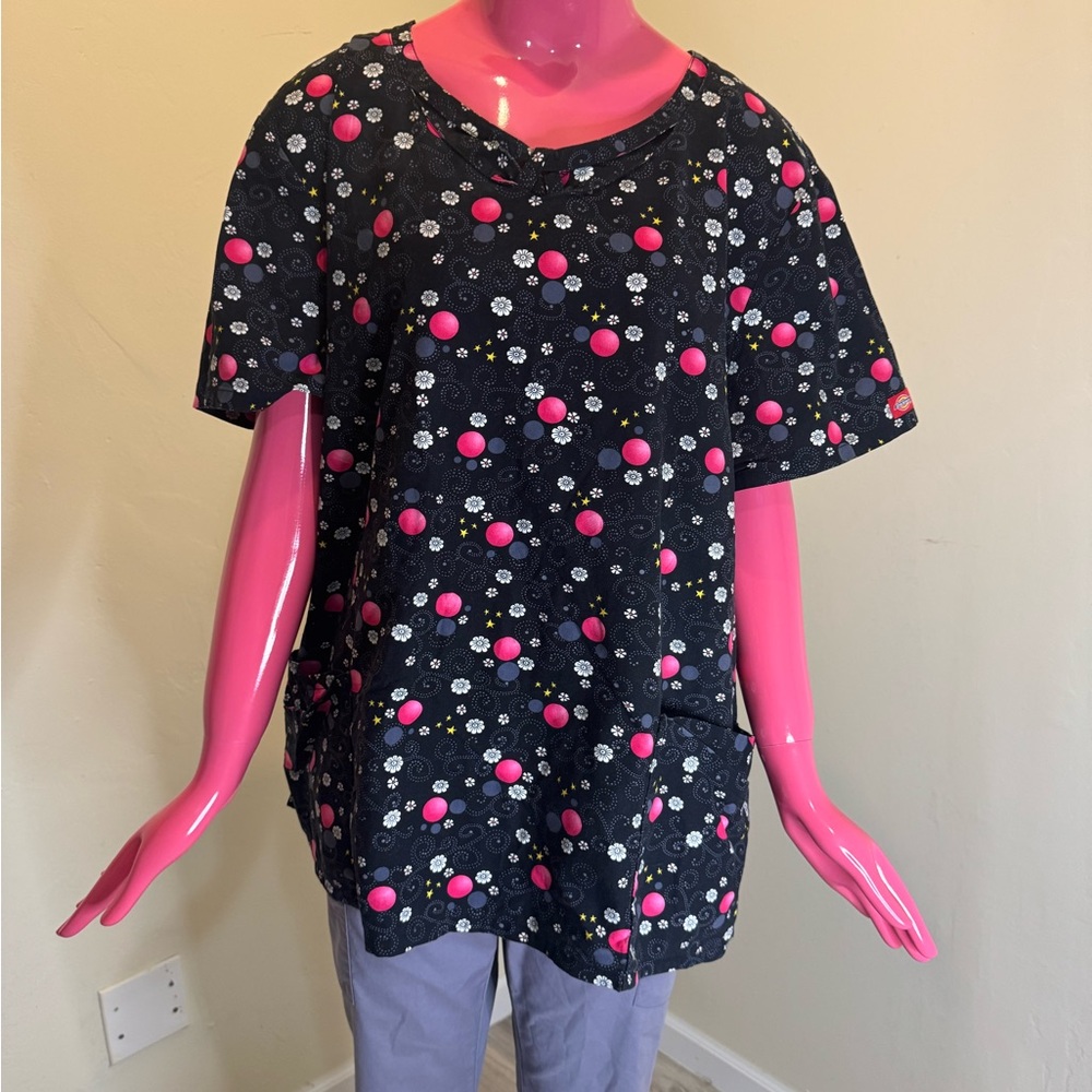 Dickies Printed Scrub Top | 3XL | Black Floral Polka Dot Medical Top